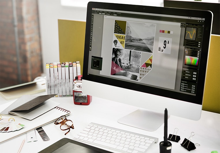 Grafisch ontwerp werkplek bij Meijn Stijl, waar onderwijservaring en ontwerp samenkomen.